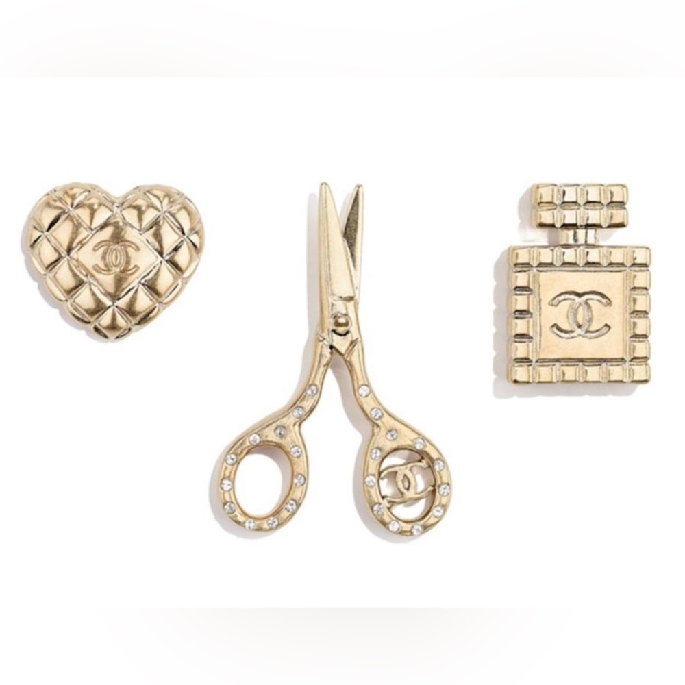 🚨 HOST PICK 🆕 Chanel Matte Gold Mini Brooch Set: Heart, Perfume, Scissors - Picture 3 of 15
